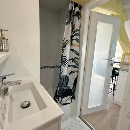 Апартаменты Joli Studio, Idealement Situe, Tres Proche Gare